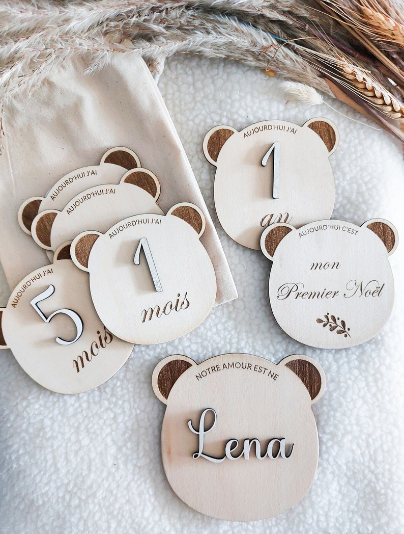 Carte étapes en bois forme ourson pour bébé entièrement personnalisable avec petit pochon pour les ranger image 1
