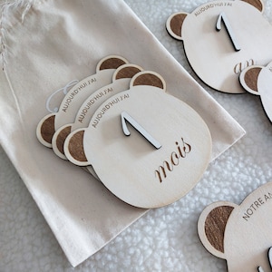 Carte étapes en bois forme ourson pour bébé entièrement personnalisable avec petit pochon pour les ranger image 5