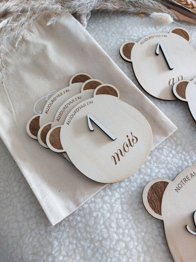 Carte étapes en bois forme ourson pour bébé entièrement personnalisable avec petit pochon pour les ranger image 5