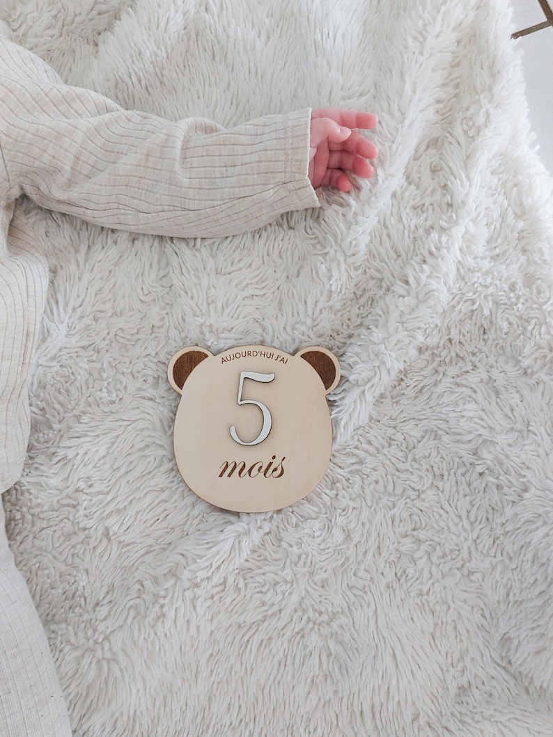 Carte étapes en bois forme ourson pour bébé entièrement personnalisable avec petit pochon pour les ranger image 3