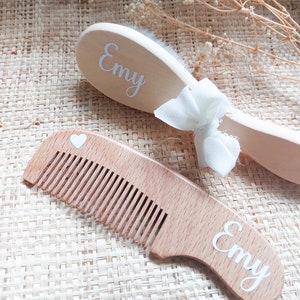 Brosse et peigne personnalisés en bois pour bébé avec son petit pochon personnalisé