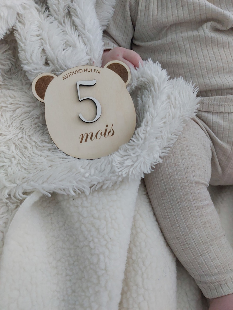 Carte étapes en bois forme ourson pour bébé entièrement personnalisable avec petit pochon pour les ranger image 7