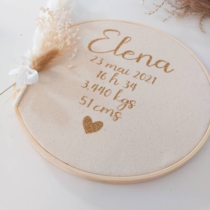 Póster de nacimiento personalizable con tambor de bebé y flores secas.