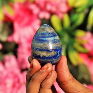 Uovo di cristallo di lapislazzuli blu: decorazione di protezione energetica (5,5 cm)