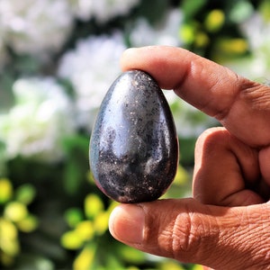 Uovo di pietra ematite argentata: protezione energetica, purificazione (4 cm)