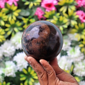 Sfera di granato rosso: cristallo protettivo, decorazione per la casa (10 cm)