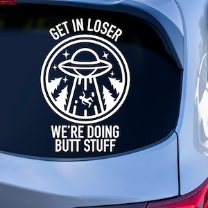 Pode incluir: Adesivo de vinil branco com um OVNI, árvores e o texto "Get in loser, we're doing butt stuff".