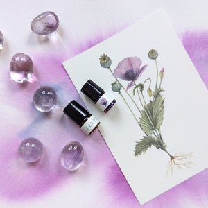 Bundle SEELENRUHE, mit Amethyst-Trommelstein, Sleeping-Aromaöl-Roll'on Lavendel, Kunstkarte violetter Mohn