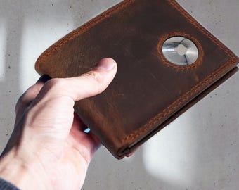 Personlig plånbok i kohud, bifold-plånbok med airtag-motiv – specialgraverad