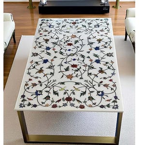Tampo de mesa de jantar artesanal em mármore: Mesa de centro Inaly em pedra branca com estampa floral em Pietra Dura Art Furniture