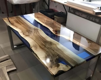 Tavolino da caffè fatto a mano: tavolo da pranzo con fiume in resina blu e legno con bordo naturale, mobile su misura.