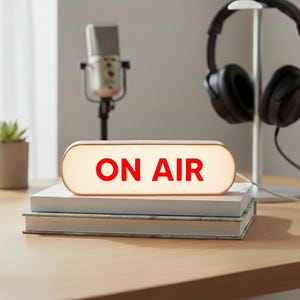 Lampe de signalisation, caisson lumineux dans les airs, enseigne de podcast, contenu diffusé en continu