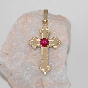 14K massivt guld korshänge med rubin, röd ädelsten krucifix halsband, smycken med födelsesten i juli, religiös årsdagspresent till henne