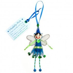 Peut inclure: Une poupée Friendship Pixie aux couleurs bleu et vert. La poupée a un chapeau, une robe et des jambes bleus, avec des accents verts et des ailes blanches. Une étiquette avec le texte "Friendship Pixie" est attachée.
