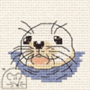 Puede incluir: Ilustración pixelada de la cara de una foca. La foca tiene la cara blanca, ojos negros y boca rosa. Tiene un collar azul y bigotes. Una pequeña etiqueta con texto está en la esquina inferior izquierda.