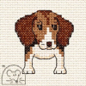 Puede incluir: Patrón de punto de cruz de un perro Beagle. El perro tiene pelaje marrón y blanco, con hocico y pecho blancos. El fondo es de color beige claro. El perro está mirando hacia adelante, con sus patas delanteras visibles.