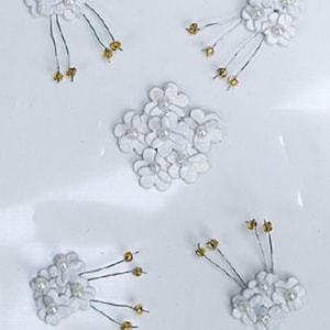 Paquete de 5 mini adornos de flores blancas para manualidades