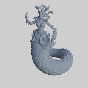 Op de afbeelding: Een grijs 3D-geprint beeldje van een vrouwelijke figuur met slangen als haar, die een zwaard en schild vasthoudt. De figuur bevindt zich in een slangachtige houding, met zijn staart om zijn lichaam gewikkeld.