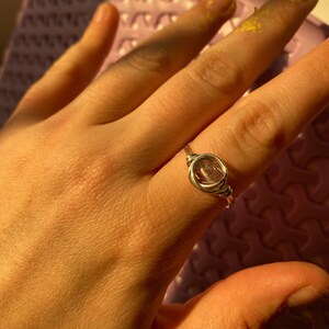 Peut inclure: Une bague en fil d'argent avec une pierre pr&eacute;cieuse violette clair.