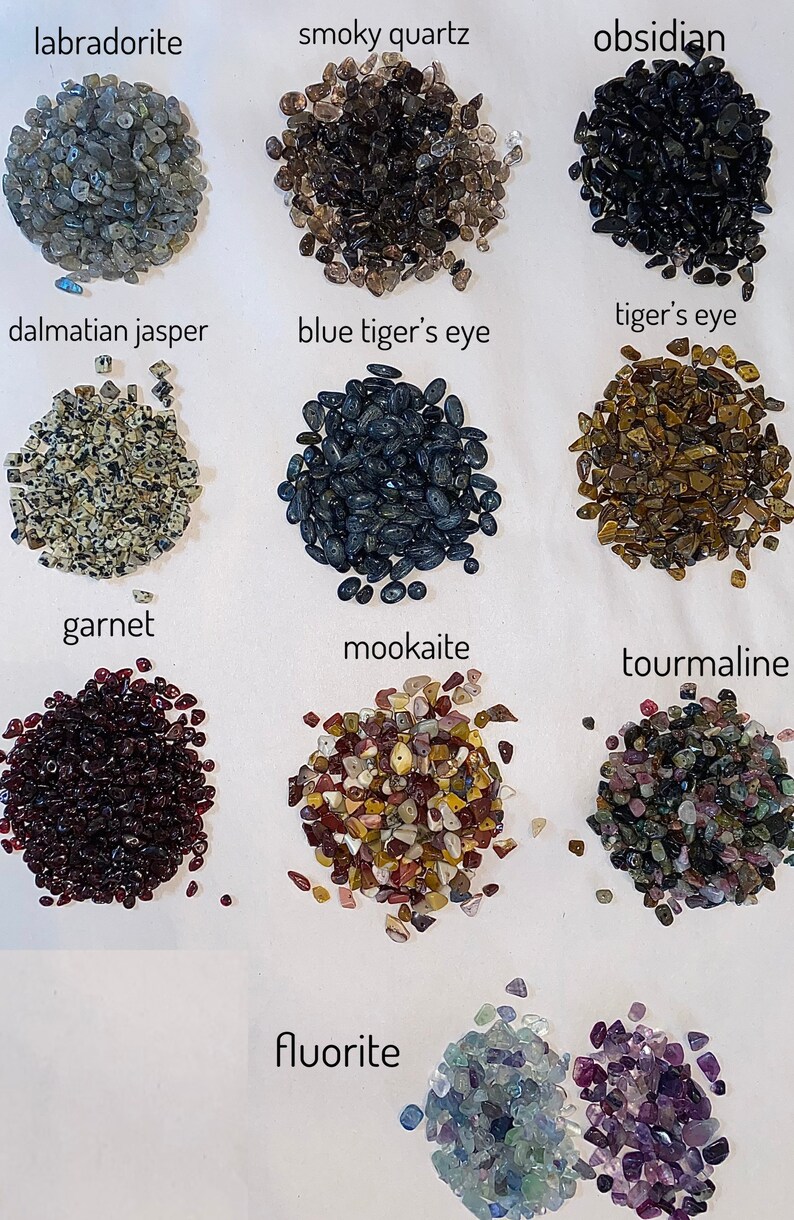 Peut inclure: Assortiment de pierres roul&eacute;es, dont du labradorite, du quartz fum&eacute;, de l'obsidienne, du jaspe dalmatien, de l'&oelig;il de tigre bleu, de l'&oelig;il de tigre, du grenat, de la mookaite, de la tourmaline et de la fluorine.