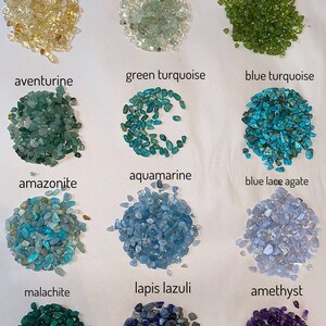 Peut inclure: Une collection de 12 petits tas de pierres pr&eacute;cieuses vari&eacute;es, dont la citrine, l'aventurine, l'amazonite, la malachite, la pr&eacute;hnite, la turquoise verte, la turquoise bleue, l'aigue-marine, l'agate bleue dentelle, le lapis-lazuli et l'am&eacute;thyste.