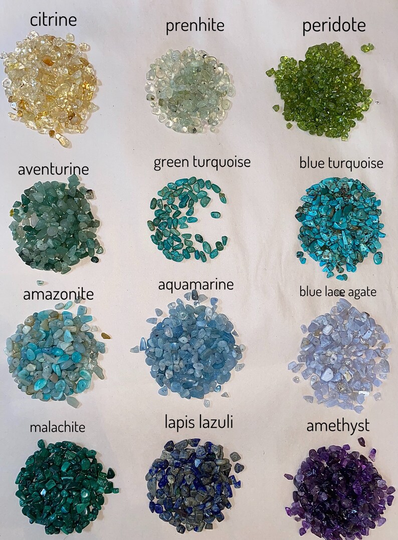 Peut inclure: Une collection de 12 petits tas de pierres pr&eacute;cieuses vari&eacute;es, dont la citrine, l'aventurine, l'amazonite, la malachite, la pr&eacute;hnite, la turquoise verte, la turquoise bleue, l'aigue-marine, l'agate bleue dentelle, le lapis-lazuli et l'am&eacute;thyste.