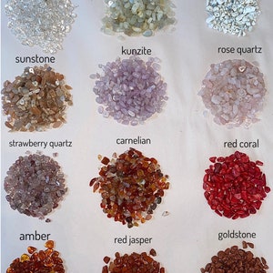 Peut inclure: Assortiment de 12 types de pierres roul&eacute;es diff&eacute;rentes, dont du quartz clair, de la pierre de lune, de l'howlite, de la kunzite, du quartz rose, de la pierre de soleil, du quartz fraise, de la cornaline, du corail rouge, de l'ambre, de la pierre dor&eacute;e et du jaspe rouge.