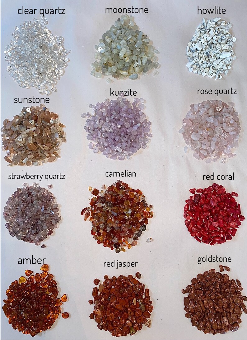 Peut inclure: Assortiment de 12 types de pierres roul&eacute;es diff&eacute;rentes, dont du quartz clair, de la pierre de lune, de l'howlite, de la kunzite, du quartz rose, de la pierre de soleil, du quartz fraise, de la cornaline, du corail rouge, de l'ambre, de la pierre dor&eacute;e et du jaspe rouge.