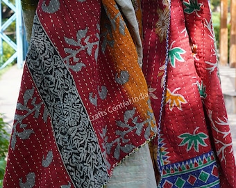 Pode incluir: Uma colcha kantha colorida feita de saris reciclados. A colcha é feita de vários tecidos diferentes, cada um com um padrão único. A colcha é vermelha, laranja, verde, azul e branca. A colcha é costurada à mão e tem um visual vintage. "Crafts Central India" está escrito na colcha.
