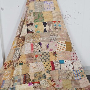 Könnte beinhalten: Ein Patchwork-Quilt mit verschiedenen Mustern und Farben, darunter Beige, Braun, Grün und Lila. Der Quilt besteht aus verschiedenen Stoffquadraten, die zusammengenäht sind. Der Text "Crafts Central India" ist sichtbar.