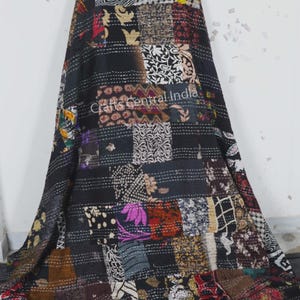 Könnte beinhalten: Patchwork-Textil mit einer Vielzahl von gemusterten Quadraten in Schwarz-, Braun- und anderen Farbtönen. Das Textil hat sichtbare Nähte und den Text "Crafts Central India".