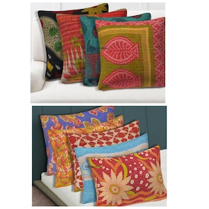 Könnte beinhalten: Eine Sammlung von quadratischen und rechteckigen Zierkissen aus Stoff mit Kantha-Steppnähten, die verschiedene Muster wie Blumen, Blätter und geometrische Formen in Rot, Grün, Blau, Gelb und Violett mit sichtbaren Laufstichdetails aufweisen.