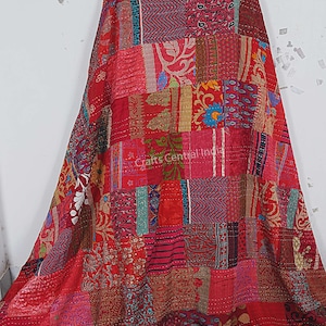 Könnte beinhalten: Eine weiße Keramik-Tasse mit schwarzem Henkel und dem Text "But First, Coffee" in schwarzer, handschriftlicher Schrift. Die Tasse steht auf einer weißen Oberfläche.