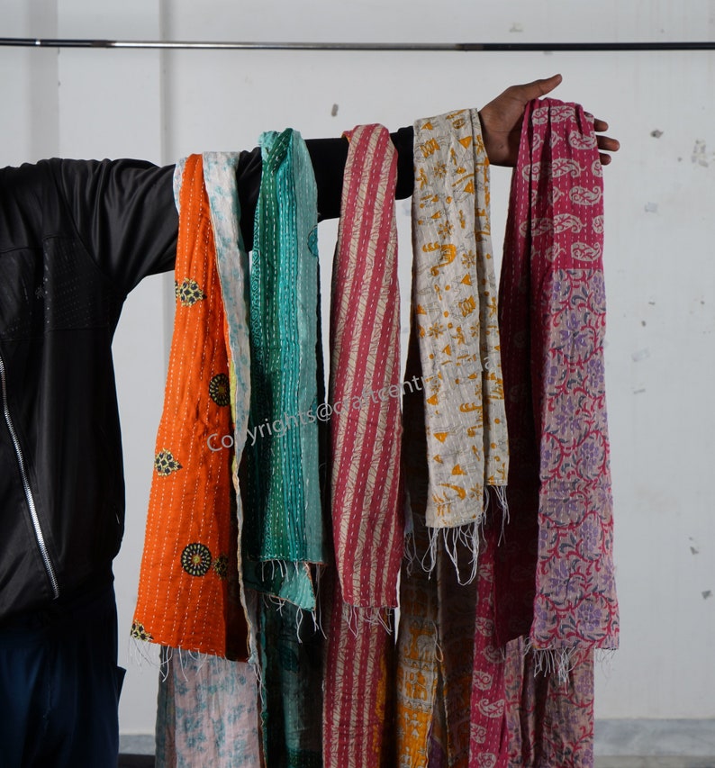 Puede incluir: Una colecci&oacute;n de siete colchas kantha de colores, cada una con un patr&oacute;n y dise&ntilde;o &uacute;nicos. Las colchas est&aacute;n hechas de saris reciclados y son perfectas para a&ntilde;adir un toque de estilo bohemio a cualquier hogar.