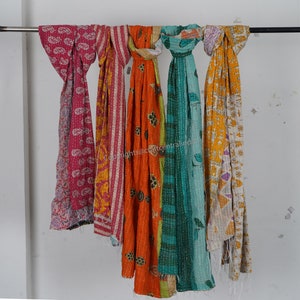 Puede incluir: Cinco bufandas kantha coloridas colgadas de una barra. Las bufandas est&aacute;n hechas de tela de retazos y tienen diferentes patrones, incluyendo dise&ntilde;os de paisley, florales y geom&eacute;tricos. Las bufandas son en tonos de rosa, naranja, amarillo, verde y azul.