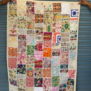 インドの重厚な刺繍が施された壁掛けヴィンテージサリーザリワークタペストリー手作りスロー装飾タペストリー新築祝いギフト60インチ×40インチ