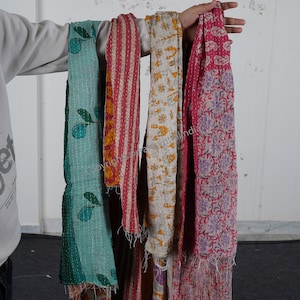 Puede incluir: Cinco pa&ntilde;uelos kantha coloridos con diferentes patrones, incluyendo dise&ntilde;os florales, geom&eacute;tricos y paisley. Los pa&ntilde;uelos est&aacute;n hechos de saris reciclados y est&aacute;n cosidos a mano.