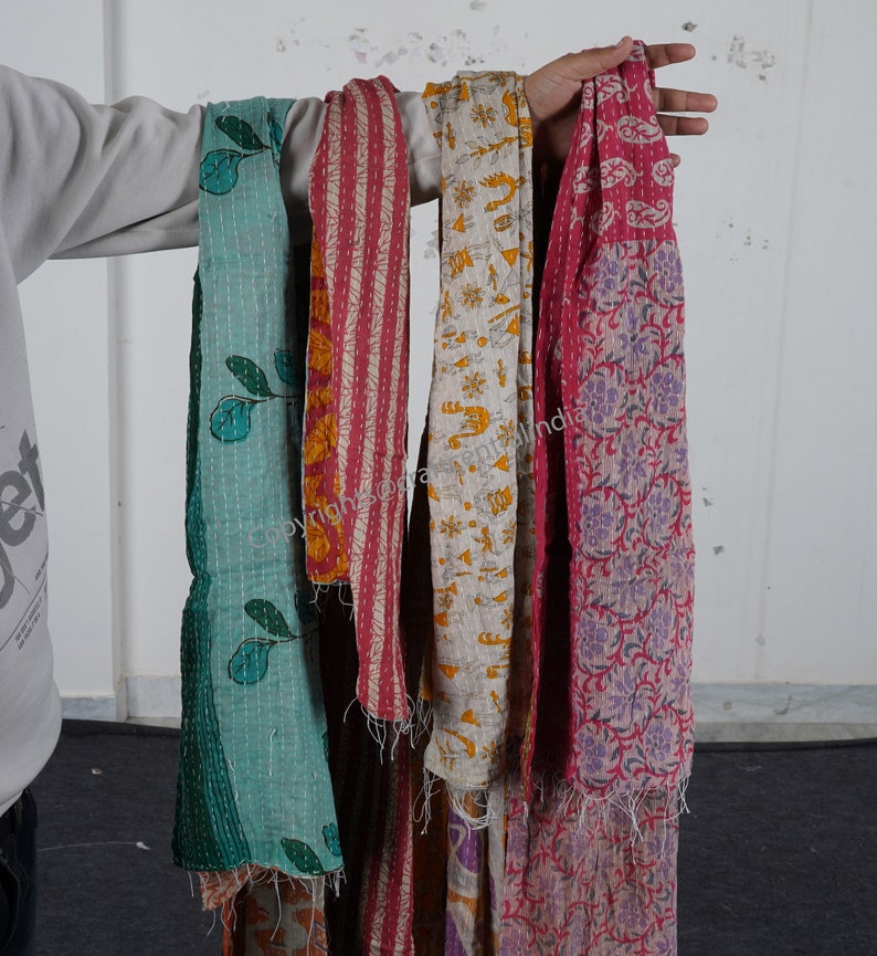 Puede incluir: Cinco pa&ntilde;uelos kantha coloridos con diferentes patrones, incluyendo dise&ntilde;os florales, geom&eacute;tricos y paisley. Los pa&ntilde;uelos est&aacute;n hechos de saris reciclados y est&aacute;n cosidos a mano.