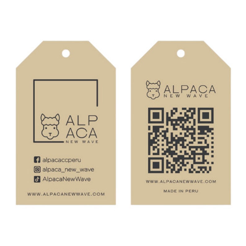 K&ouml;nnte beinhalten: Zwei braune Papieretiketten mit einem schwarzen Alpaka-Logo und dem Text "Alpaca New Wave". Das Etikett rechts enth&auml;lt au&szlig;erdem einen QR-Code und den Text "WWW.ALPACANEWWAVE.COM" und "MADE IN PERU".