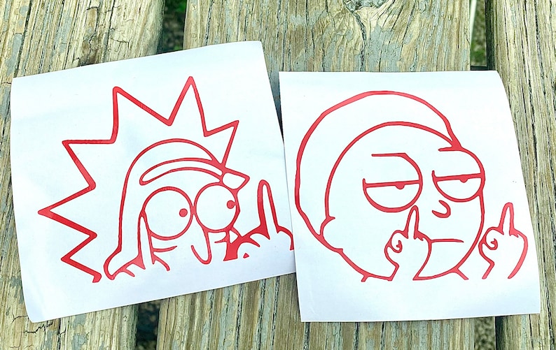 Puede incluir: Dos pegatinas de vinilo rojo con personajes de dibujos animados haciendo un gesto obsceno. Una pegatina muestra un personaje con pelo puntiagudo y ojos grandes, la otra un personaje con el ce&ntilde;o fruncido.