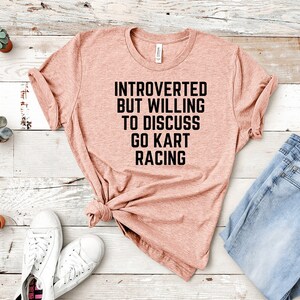 ゴーカート レーシング T シャツ、内向的だがゴーカート レーシングについて話し合う意欲がある、ゴーカート レーシング メンズ レディース シャツ、カート愛好家へのギフト、ゴーカート ファン