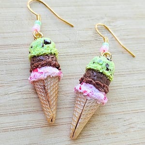 verdreifachen Kugel Eistüte Ohrringe | Sterling Silber, hypoallergene Miniatur Polymer Clay Erdbeere, Minze, Schokolade | Jumbo Schmuck