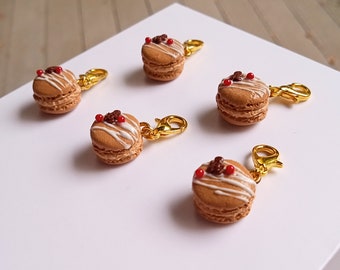 Ciondolo macaron al mirtillo rosso e pan di zenzero / gioielli natalizi in miniatura fatti a mano in pasta polimerica (1 pezzo)