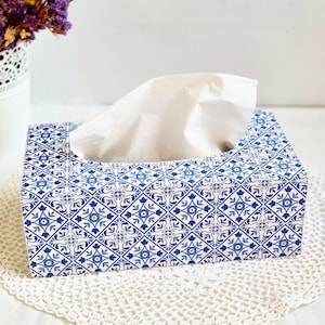 Tissue Box Cover with Blue Tiles, White / Blue Tissue Box Holder in Portuguese / Moroccan style, Napkin Holder, Decorative Box for Napkins