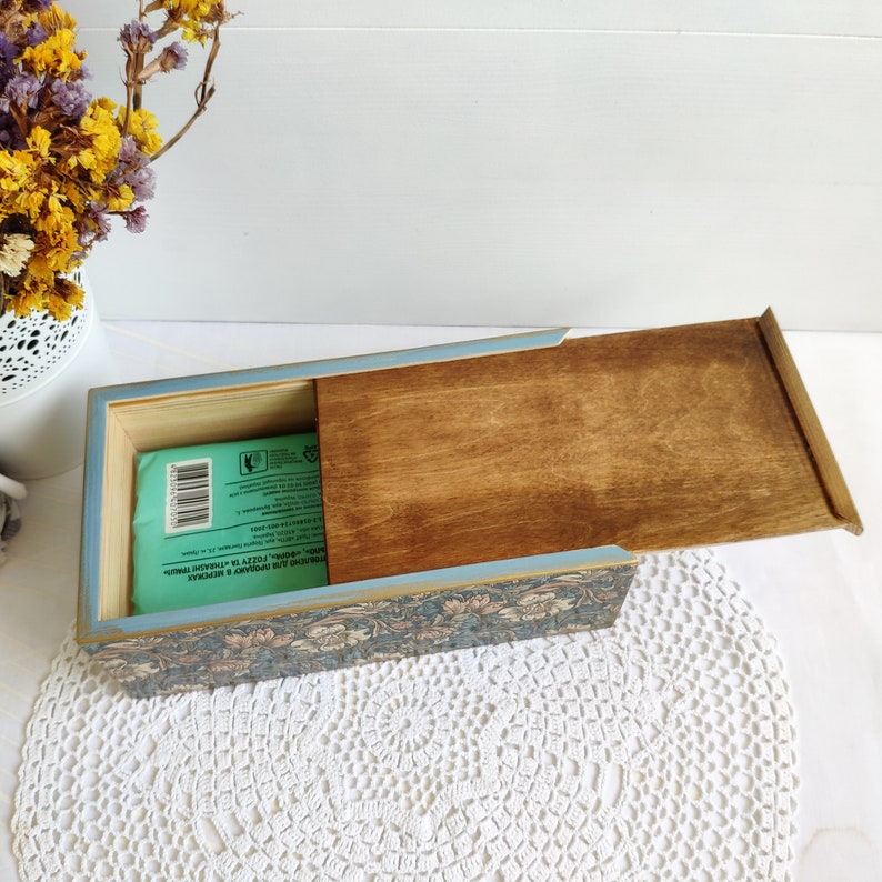 This wooden rectangular tissue box cover in classic colors with a wonderful floral ornament will look great on your kitchen, dinning room or bathroom. Or it will be a great gift for your family and friends.