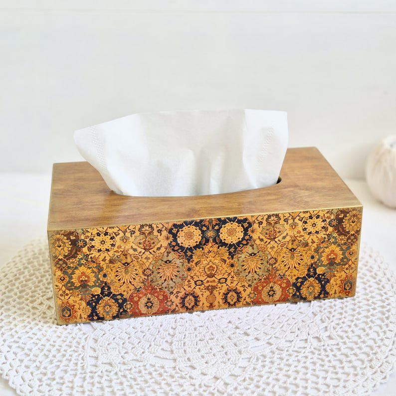 Pu&ograve; includere: Un porta fazzoletti in legno con un design a motivi colorati. La scatola &egrave; in legno e ha una forma rettangolare. Il motivo &egrave; un mix di colori dorati, rossi, blu e verdi.