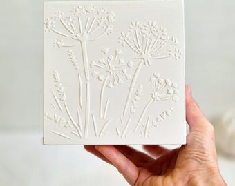 Couvercle de boîte de mouchoirs carrée blanche, support de boîte de mouchoirs en bois fait main avec ornement d'herbes 3D, boîte de cube pour le stockage de serviettes, décoration de table de service