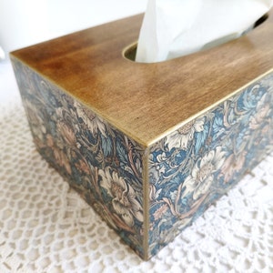 This wooden rectangular tissue box cover in classic colors with a wonderful floral ornament will look great on your kitchen, dinning room or bathroom. Or it will be a great gift for your family and friends.