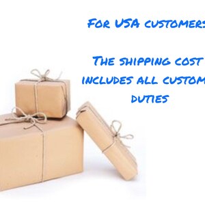 Op de afbeelding: Drie bruine papieren pakketten vastgebonden met touw, in een groep gerangschikt. De pakketten zijn rechthoekig en verschillen in grootte. Blauwe tekst: "FOR USA CUSTOMERS: THE SHIPPING COST INCLUDES ALL CUSTOMS DUTIES."