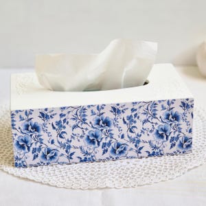 Funda para caja de pañuelos blanca con adorno floral azul, soporte rectangular de madera para caja de pañuelos, servilletero con decoración decoupage, caja decorativa para servilletas